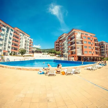Beautiful Right By The Sea, سفيتي فلاس