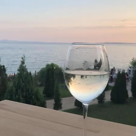 Апартамент Beautiful Right By The Sea,