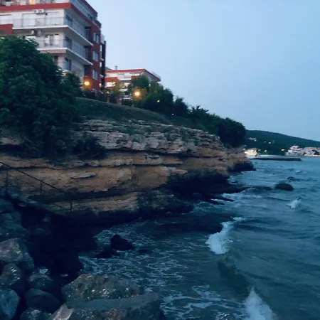 דירה Beautiful Right By The Sea, *